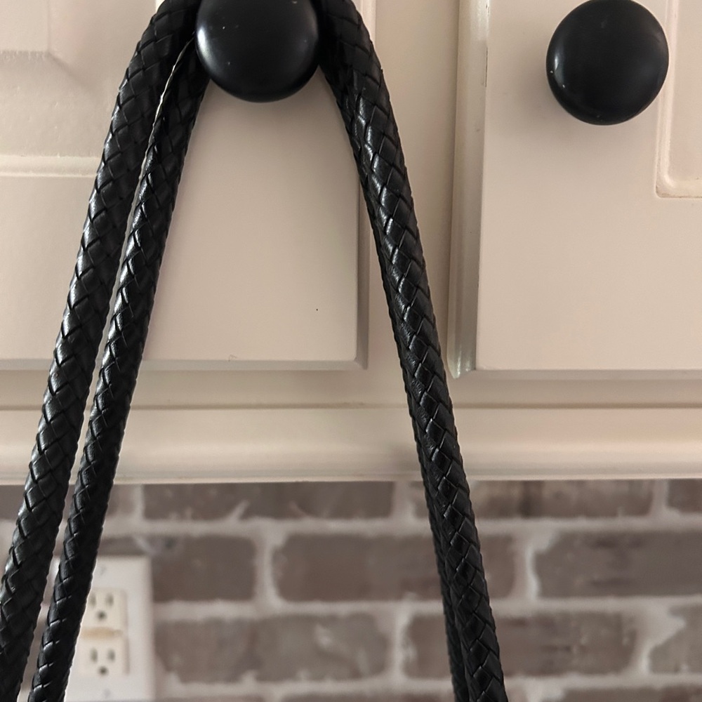 SOLD
VINTAGE!!!! Brighton Woven Tan and Black Shoulder Bag with Heart Charm - Picture 4 of 13